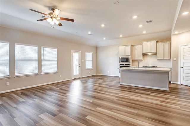 2165 Woodland Pine Drive, Conroe, TX 77384