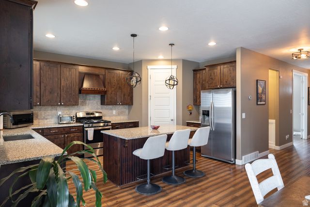 8023 S PINEWOOD DR, Sandy, UT 84094