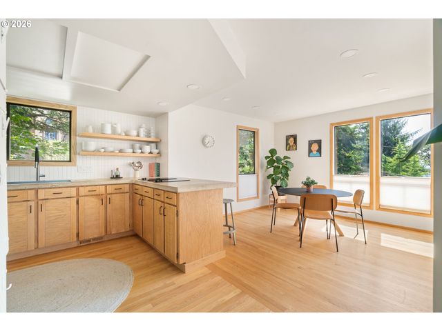 4202 Sw MELVILLE Ave, Portland, OR 97239