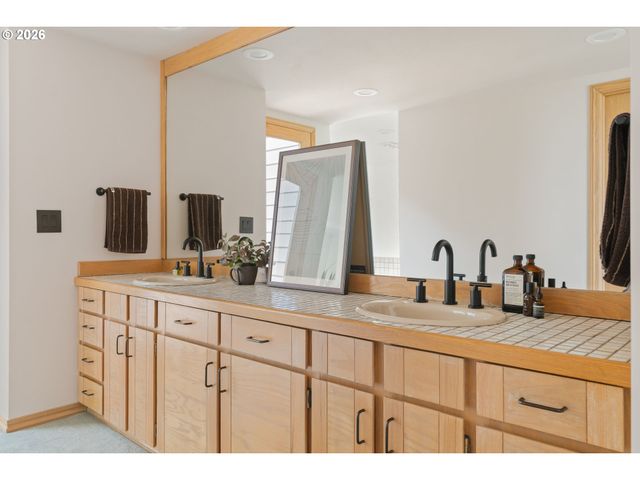 4202 Sw MELVILLE Ave, Portland, OR 97239
