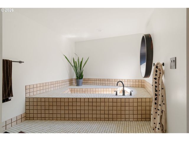 4202 Sw MELVILLE Ave, Portland, OR 97239