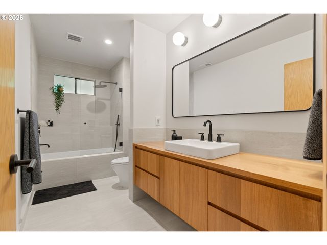 4202 Sw MELVILLE Ave, Portland, OR 97239
