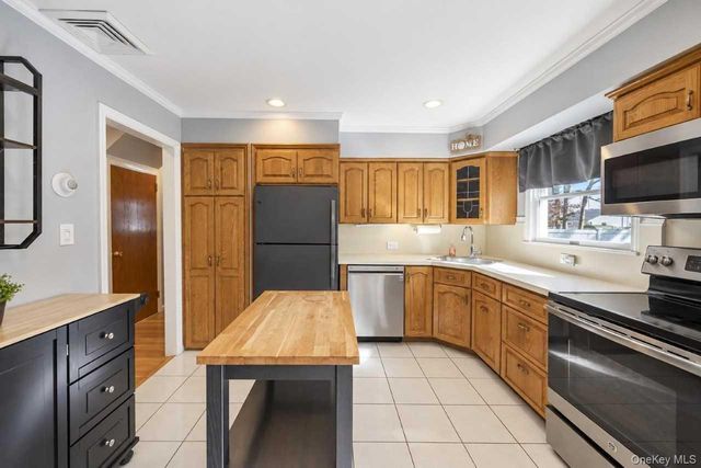 48 Prairie Drive, North Babylon, NY 11703