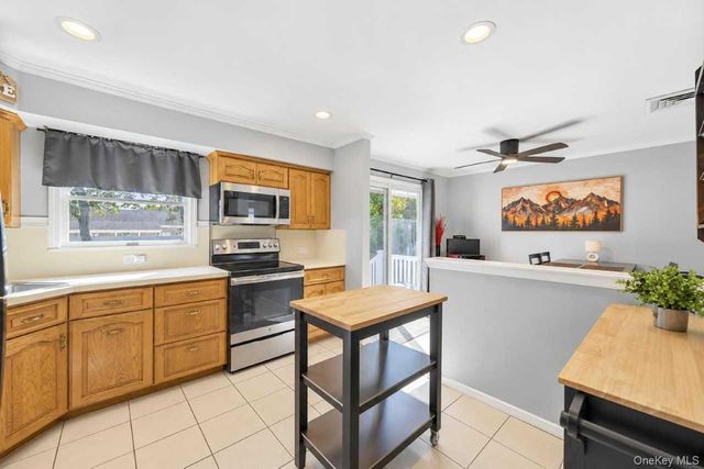 48 Prairie Drive, North Babylon, NY 11703