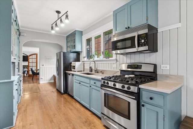 5941 N Knox Avenue, Chicago, IL 60646
