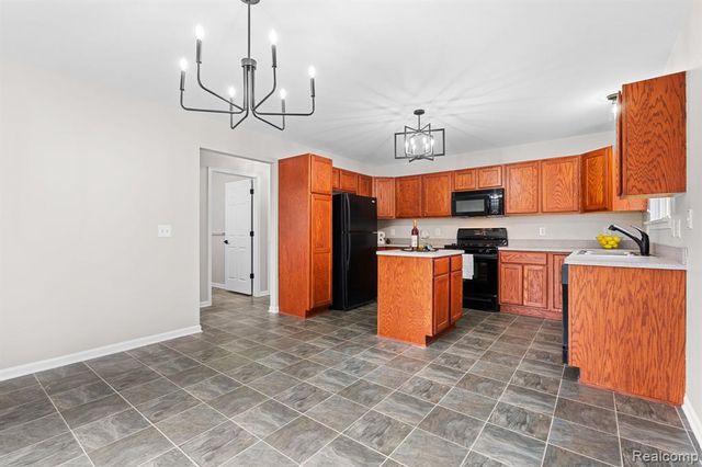 990 Waters Edge Lane, Fenton, MI 48430