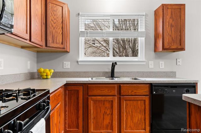 990 Waters Edge Lane, Fenton, MI 48430