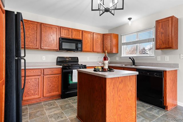 990 Waters Edge Lane, Fenton, MI 48430