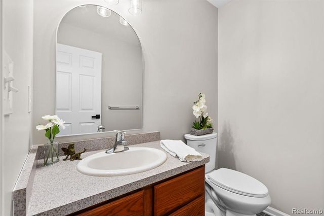 990 Waters Edge Lane, Fenton, MI 48430