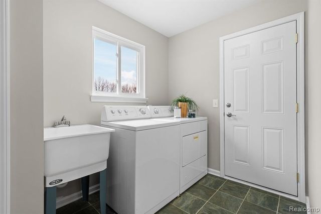 990 Waters Edge Lane, Fenton, MI 48430