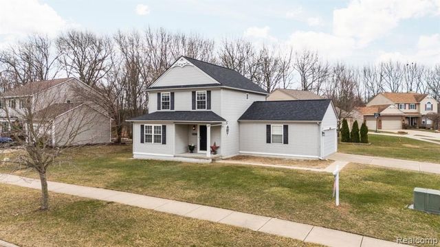 990 Waters Edge Lane, Fenton, MI 48430