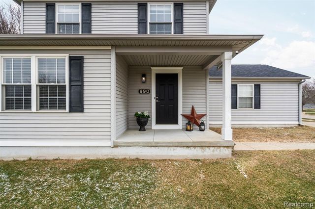 990 Waters Edge Lane, Fenton, MI 48430