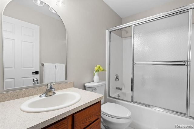 990 Waters Edge Lane, Fenton, MI 48430