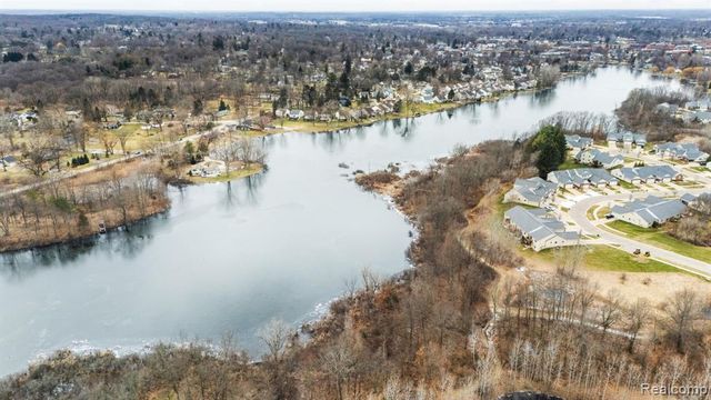990 Waters Edge Lane, Fenton, MI 48430