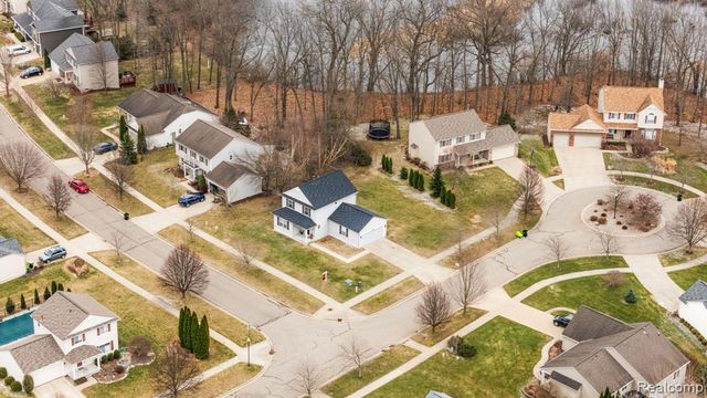 990 Waters Edge Lane, Fenton, MI 48430