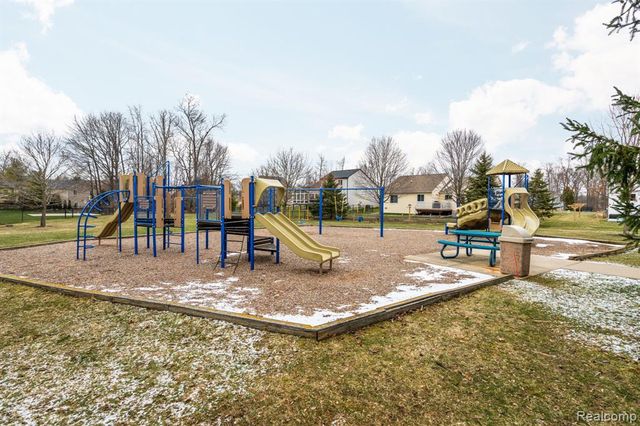 990 Waters Edge Lane, Fenton, MI 48430