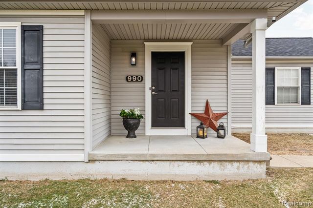 990 Waters Edge Lane, Fenton, MI 48430