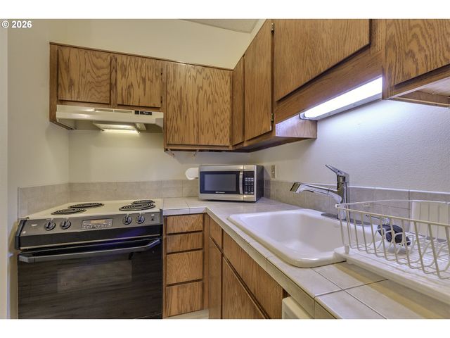 13775 Sw SCHOLLS FERRY Rd 106, Beaverton, OR 97008