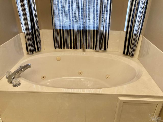 3146 Live Oak St, Navarre, FL 32566