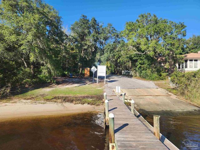3146 Live Oak St, Navarre, FL 32566