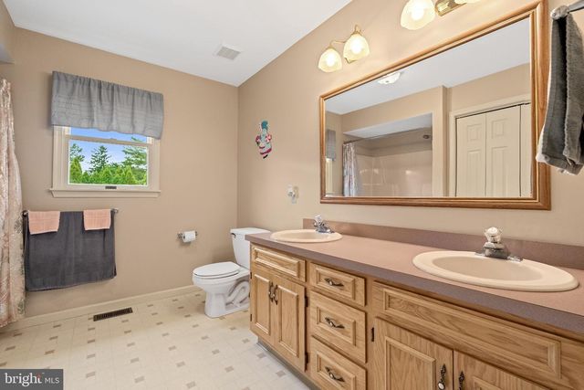 4480 JASMINE DR, Bethlehem, PA 18020