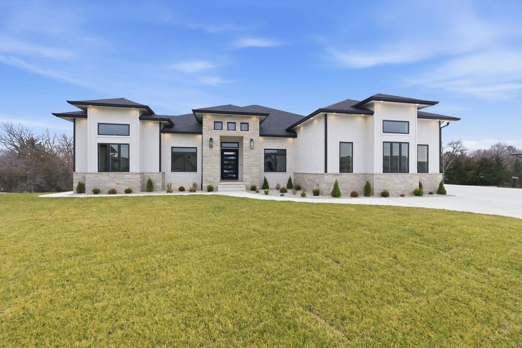 14125 E Willowgreen Cir, Wichita, KS 67230