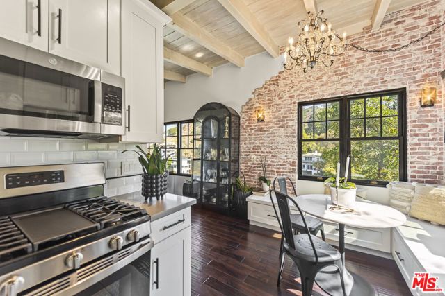 6335 Grape Place, Los Angeles, CA 90068