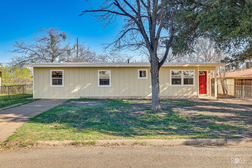 Image 2 of property listing at 1114 E 23rd Street, San Angelo, TX 76903