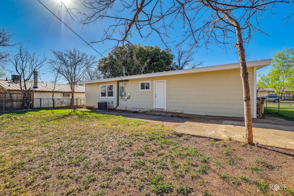 Image 22 of property listing at 1114 E 23rd Street, San Angelo, TX 76903