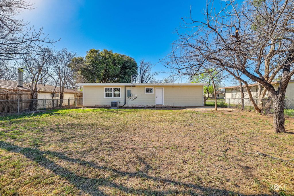 Image 23 of property listing at 1114 E 23rd Street, San Angelo, TX 76903