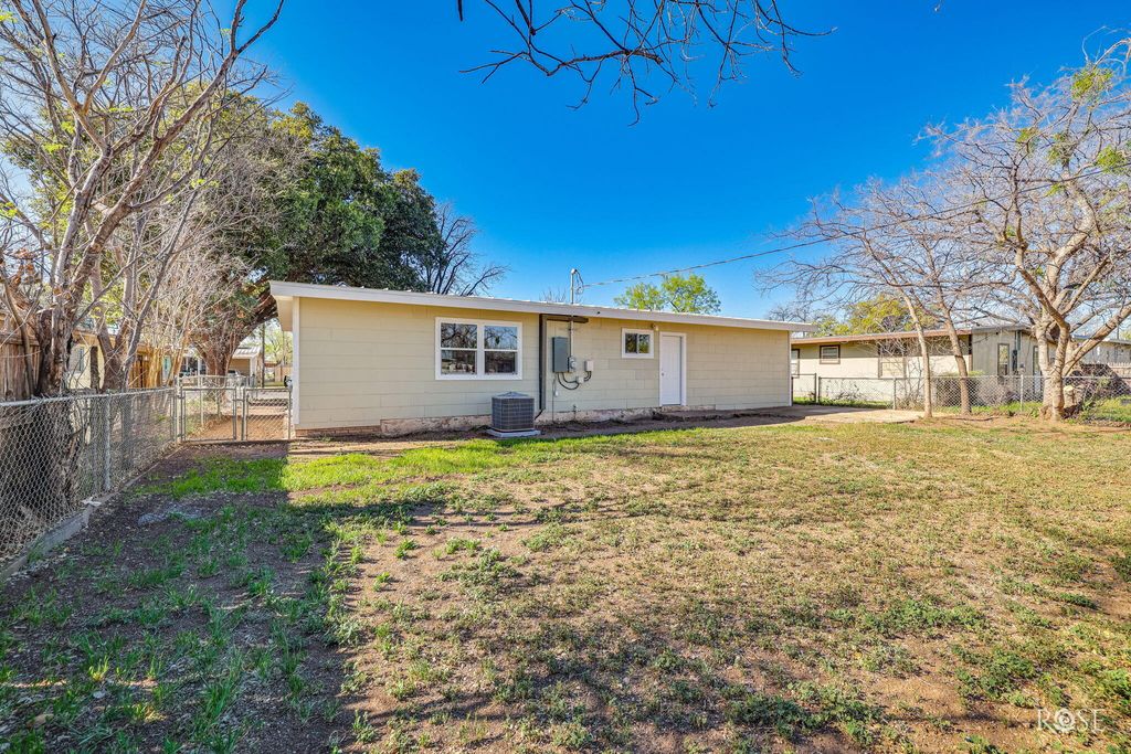 Image 24 of property listing at 1114 E 23rd Street, San Angelo, TX 76903