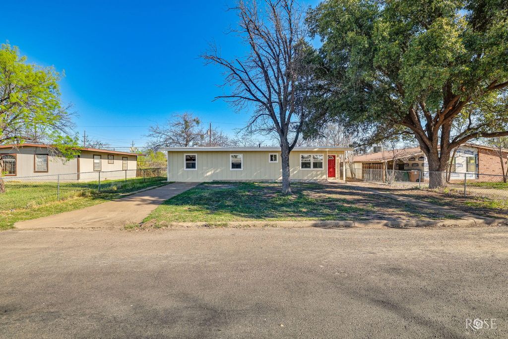 Image 3 of property listing at 1114 E 23rd Street, San Angelo, TX 76903