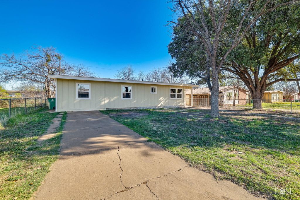 Image 4 of property listing at 1114 E 23rd Street, San Angelo, TX 76903