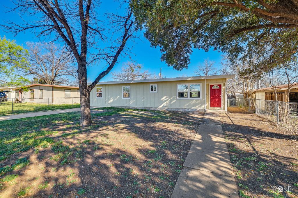 Image 5 of property listing at 1114 E 23rd Street, San Angelo, TX 76903
