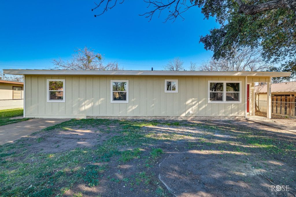 Image 6 of property listing at 1114 E 23rd Street, San Angelo, TX 76903