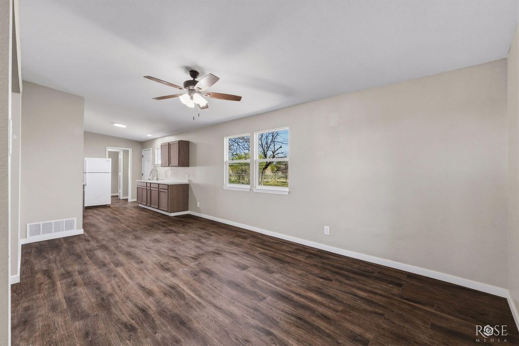Image 8 of property listing at 1114 E 23rd Street, San Angelo, TX 76903