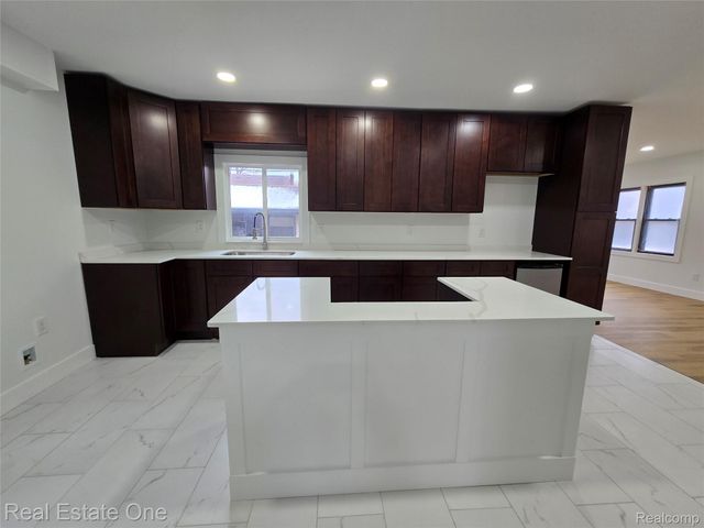 953 Kings Highway, Lincoln Park, MI 48146