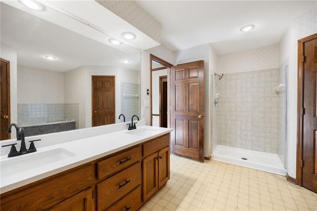 1008 Remington Court, Lee's Summit, MO 64086