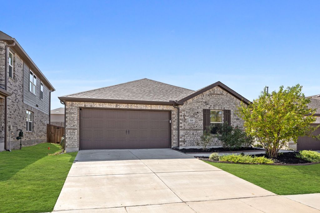 816 Adair Drive, Aubrey, TX 76227
