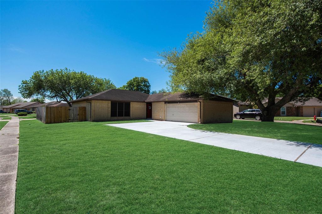 2779 Forest Point Drive, League City, TX 77573