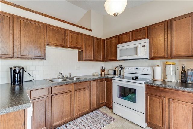 840 E Winding Ln Ct, Derby, KS 67037