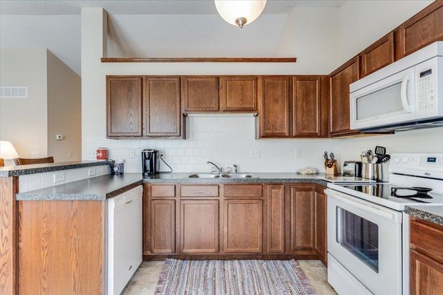 840 E Winding Ln Ct, Derby, KS 67037