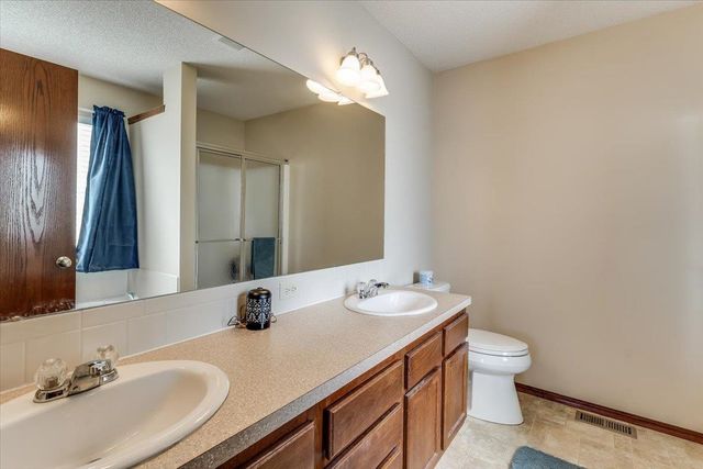 840 E Winding Ln Ct, Derby, KS 67037