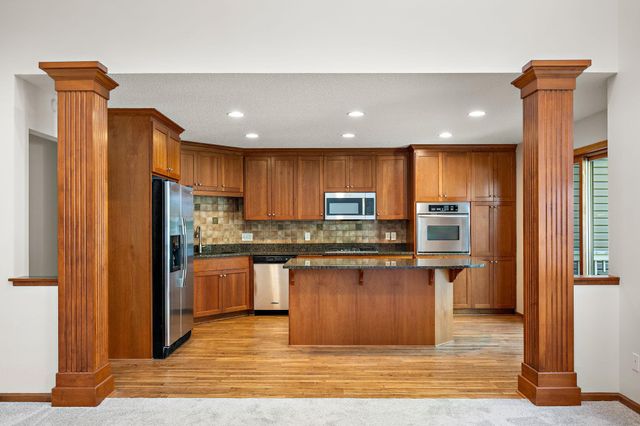 1598 Summit Shores Circle, Burnsville, MN 55306