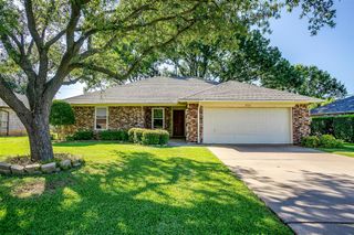 555 Meadowbrook Drive, Burleson, TX 76028