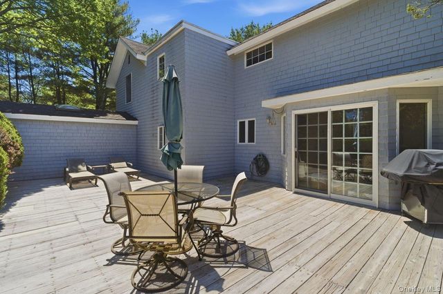 71 Montauk Highway, Quogue, NY 11959