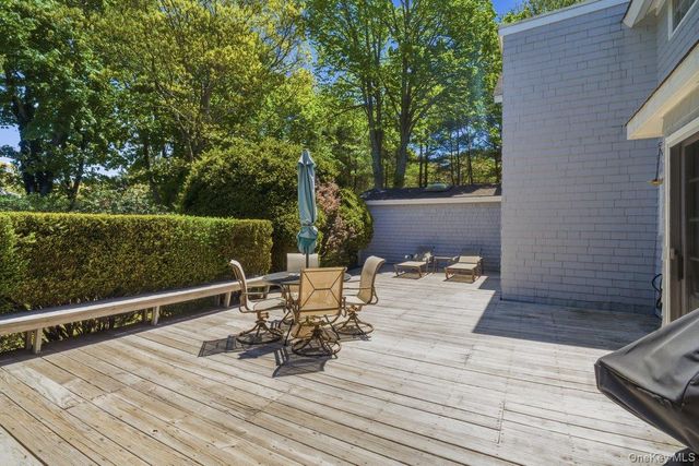 71 Montauk Highway, Quogue, NY 11959