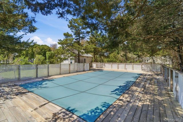 71 Montauk Highway, Quogue, NY 11959