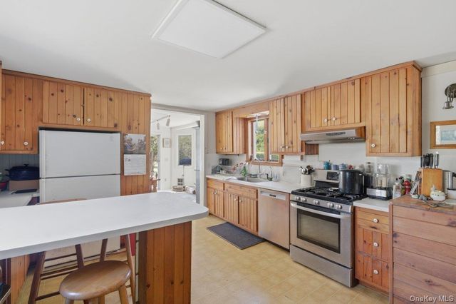 71 Montauk Highway, Quogue, NY 11959