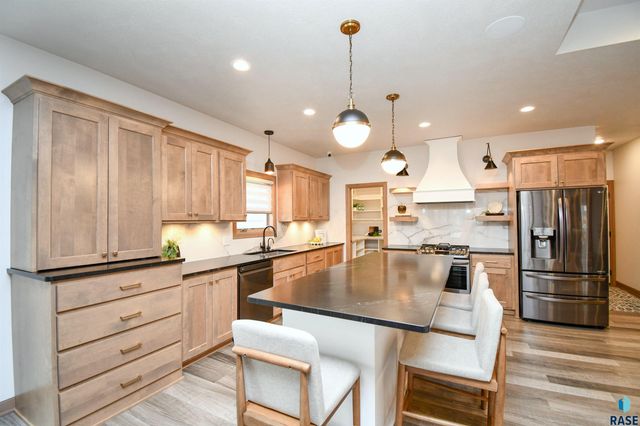 200 N Pine Lake Dr Drive, Sioux Falls, SD 57110